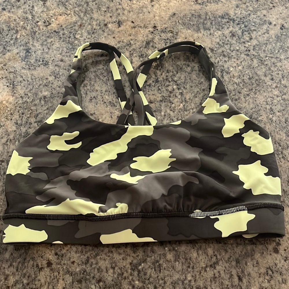 LULULEMON EUC Energy Bra Medium Support in Green Camo size 8. Pads included